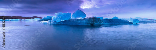 Fényképezés Blue ice floes in Jokulsarlon glacier lagoon