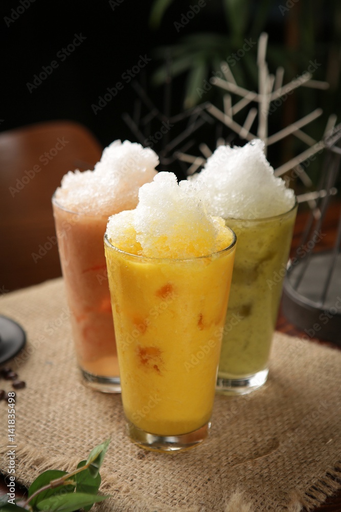 various fresh juice on wooden table 과일쥬스 various fresh juice on wooden table 과일쥬스
