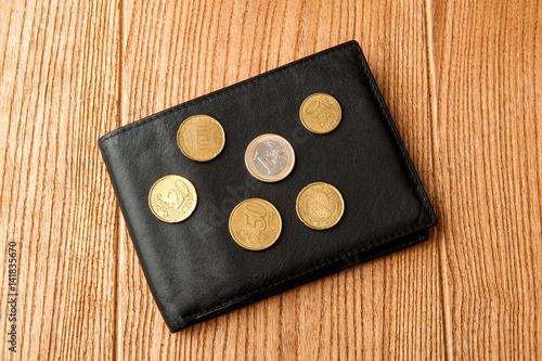 кошелек на столе с монетами 
