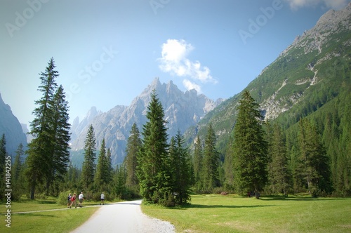 turisti in Val Fiscalina, dolomiti (Alto Adige)