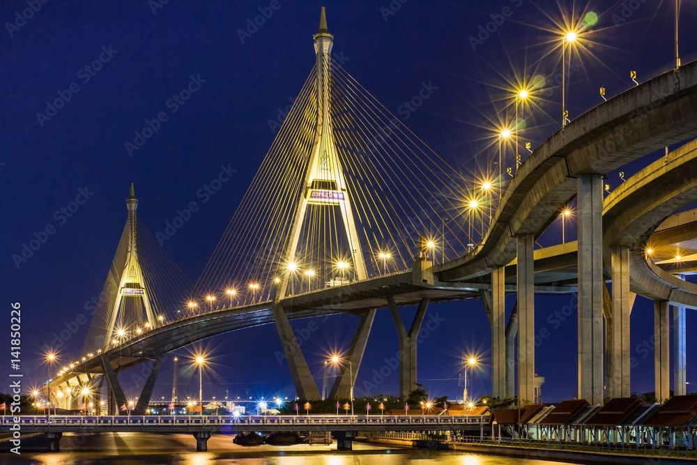 Obraz premium Nocna panorama mostu Bhumibol przez rzekę Menam, Bangkok, Tajlandia