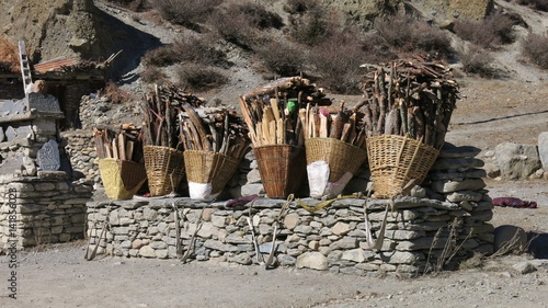Tableau sur toile Braided pannier full with firewood put down by local women while having a rest
