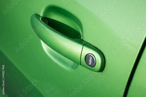 détail poignée de porte verte de voiture moderne
