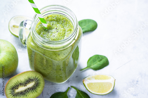 Fotografie Green smoothie in mason jar. Healthy diet drink.