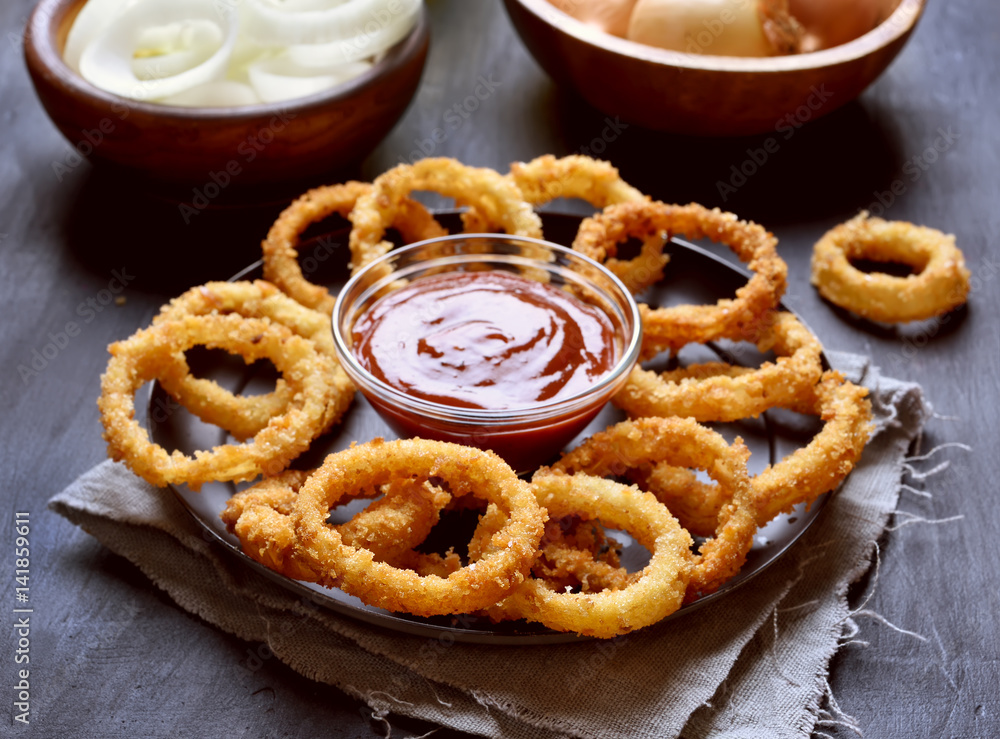 Crunchy fried onion rings and sauce
