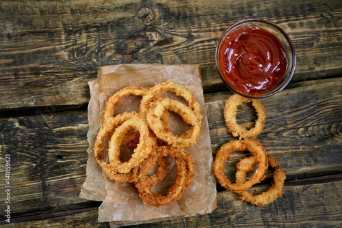 Onion rings and tomato sauce