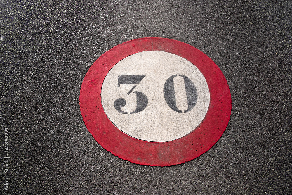 vitesse limitée 30 kilomètre heure excès zone piétonne amende automobile respect respecter code route voiture trente vitesse limitée 30 kilomètre heure excès zone piétonne amende automobile respect respecter code route voiture trente