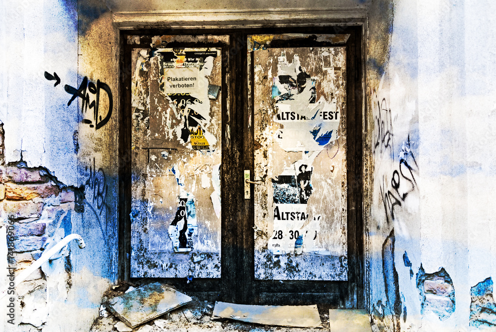 Lost Place - verwahrloste Eingangstür - altes DDR-Gebäude