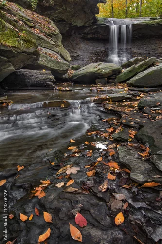 Obraz Piękna jesieni scena przy Błękitną kurą Spada w Cuyahoga Dolinnym parku narodowym blisko Cleveland Ohio.