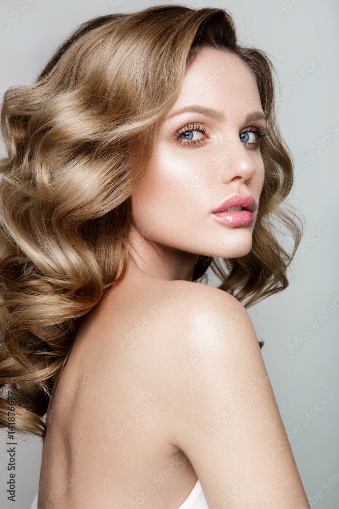 Naklejka premium Beauty portrait of model with natural make-up. Fashion shiny highlighter on skin, sexy gloss lips make-up