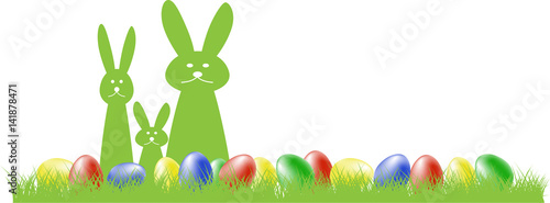 3 grüne Osterhasen im Gras mit bunten Ostereiern