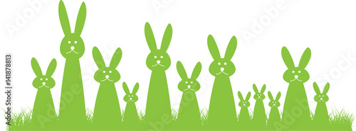 12 grüne Osterhasen im Gras