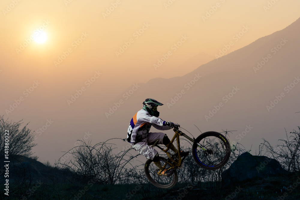 biker al tramonto