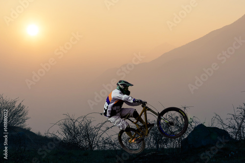 biker al tramonto
