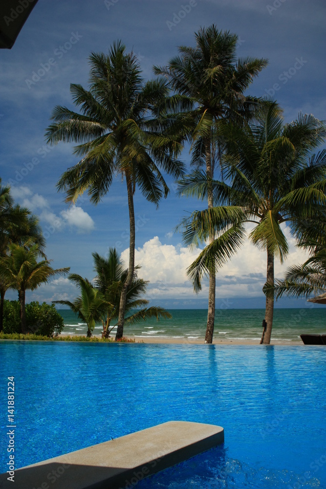 Palmen, Pool und Meer im Urlaub