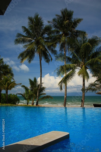 Palmen, Pool und Meer im Urlaub © Biewer_Jürgen