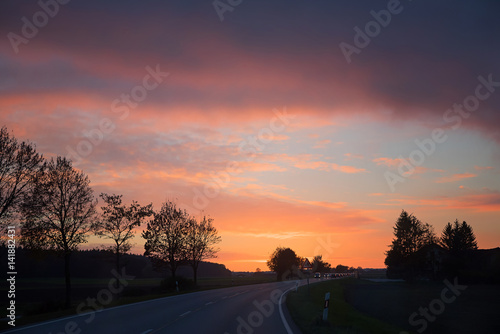 Landstraße mit wunderschönem Abendhimmel