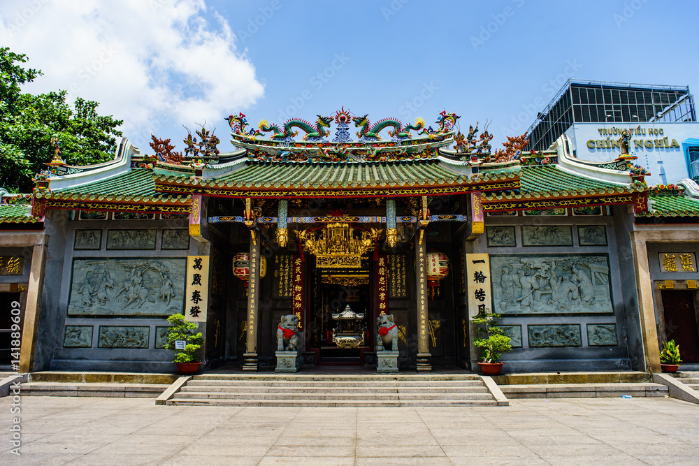 Fototapeta premium Ho chi Minh city, Vietnam - March 22 2017: Nghia An Hoi Quan Pagoda, one of Ho Chi Minh City's many landmarks to discover, one of the oldest temples in Saigon, Vietnam, Asia.