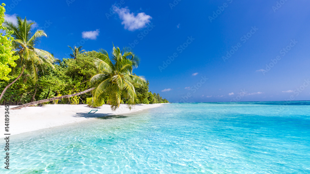 Fototapeta Piękne idealne tropikalnej plaży scenerii tła błękitne morze laguny niebo chmury tła koncepcja strony internetowej projekt luksusowych podróży letnie wakacje słońce zen inspirujące