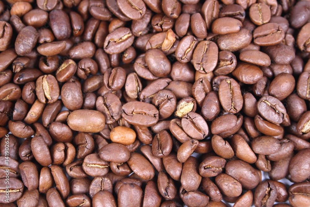 Naklejka premium Zbliżenie ziaren kawy