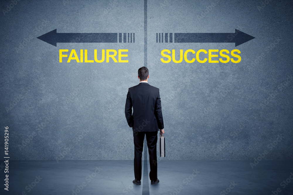 Obraz premium Businessman standing in front of success and failure arrow concept