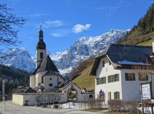 Kirche in Ramsau mit Blick auf die Alpen