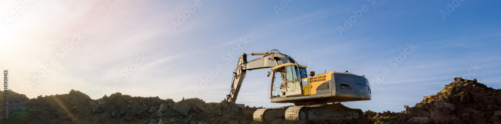 Bagger im abendlichen Sonnenschein,Gegenlicht - Banner Bagger im abendlichen Sonnenschein,Gegenlicht - Banner