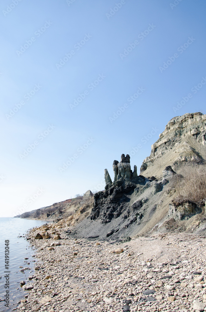 Fototapeta premium stalactites ashore lake