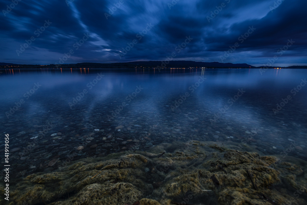 Bodensee zur blauen Stunde mit schöner Wolkenstimmung 