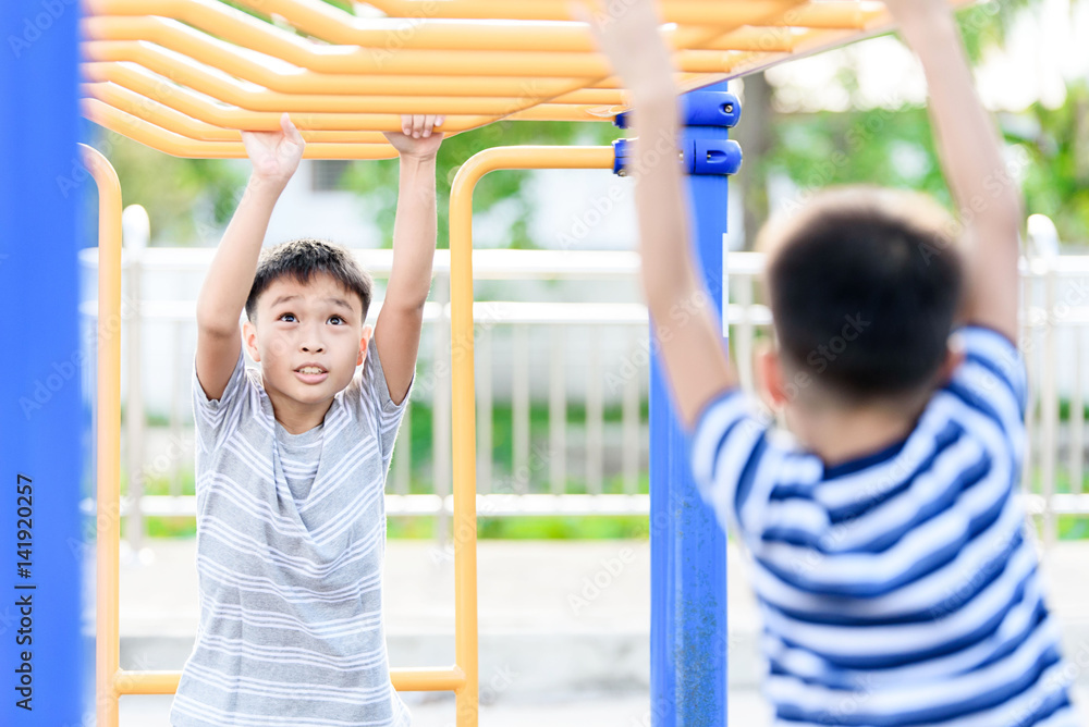 Obraz premium Boy play with bar