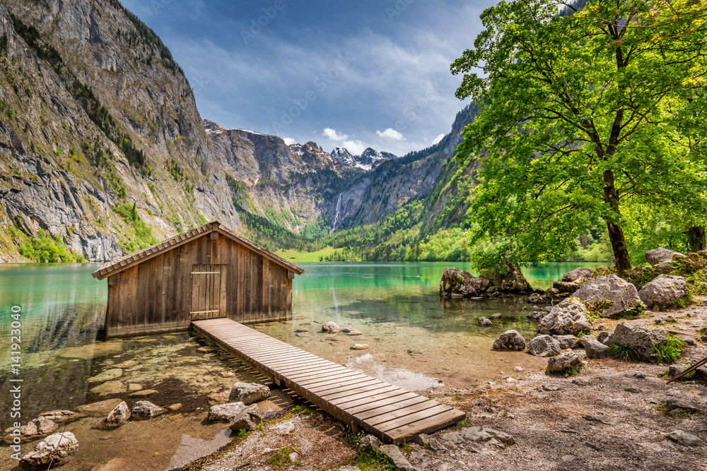 Fototapeta Small wooden cabin at Obersee lake in German Alps, Europe #141923040