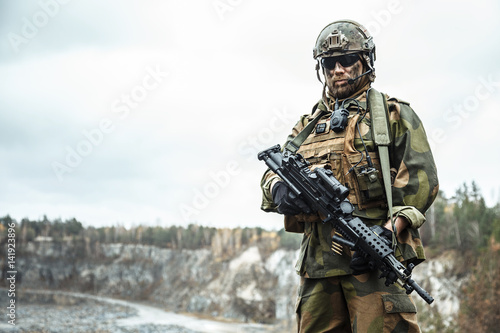 Konstfotografi Norwegian Rapid reaction special forces FSK soldier patrolling in the forest