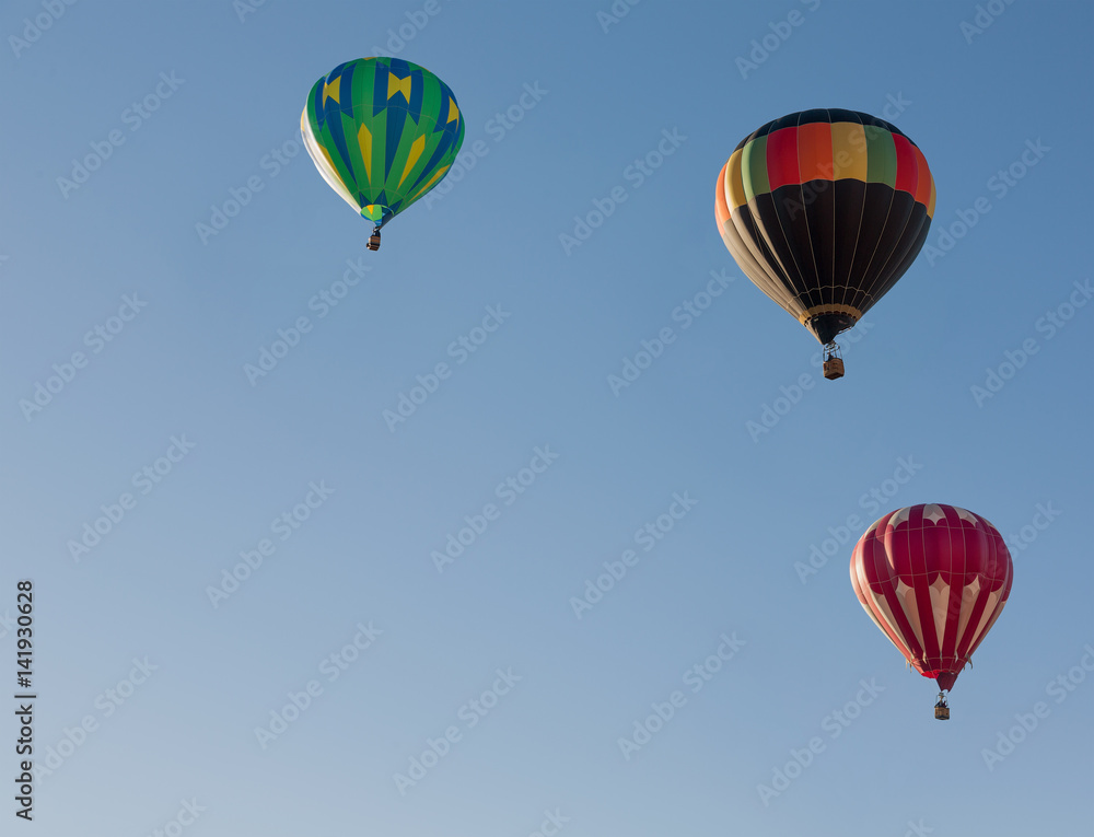 Naklejka premium Colorful balloons flying through the blue sky. Utah, US