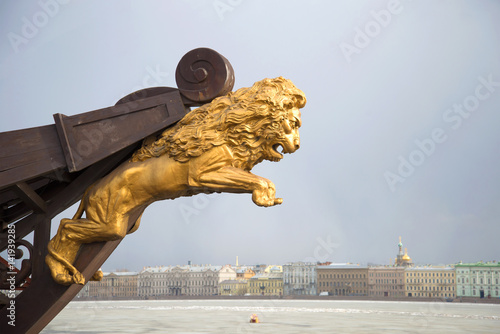 Canvastavla Golden statue of a lion on the nose of the old ship on the background of the Palace embankment, cloudy March afternoon