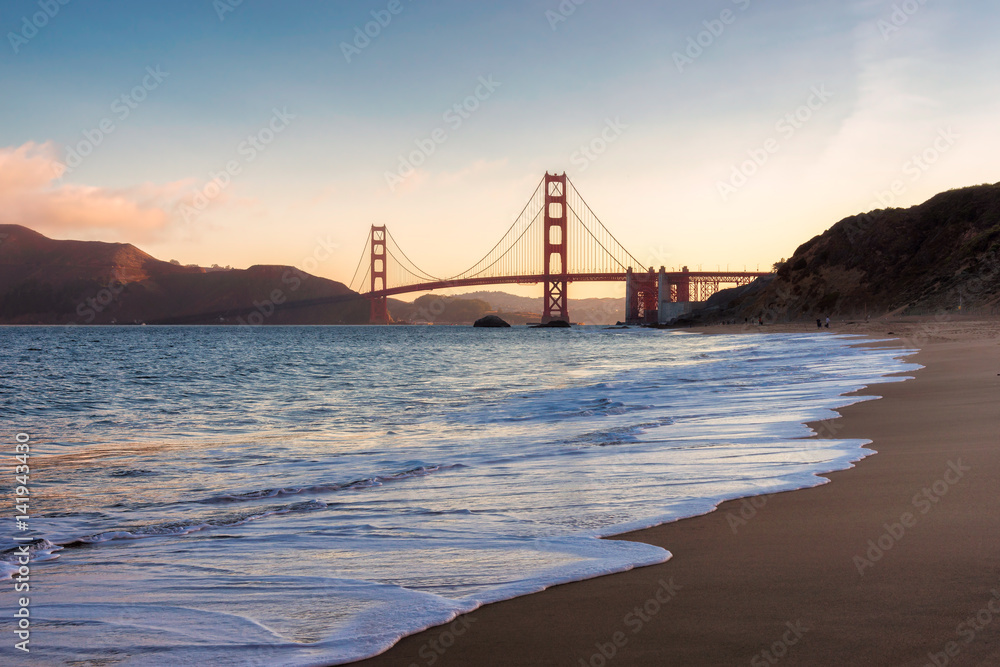 Obraz premium San Francisco beach and Golden Gate Bridge at sunrise, California.