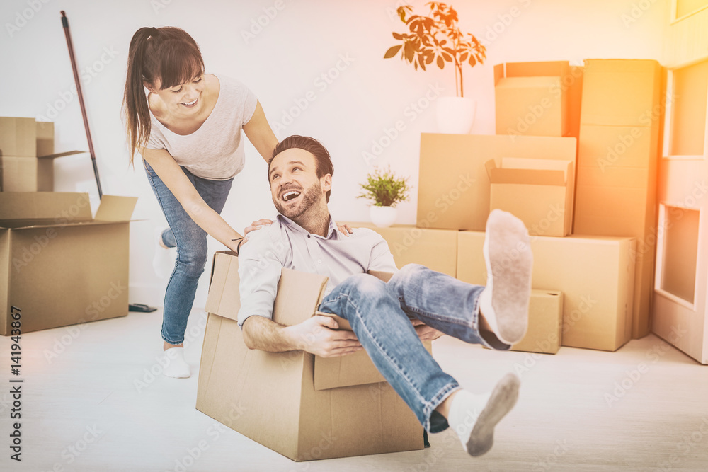 Young people move into a new apartment. Young people move into a new apartment.