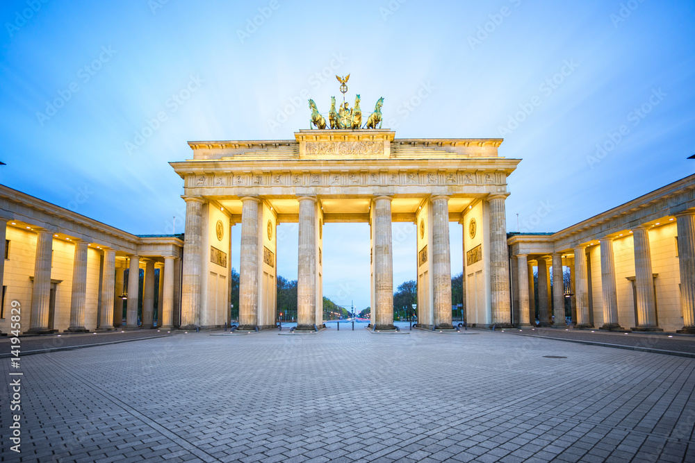 Naklejka premium Brama Brandenburska w nocy w berlińskim mieście, Niemcy