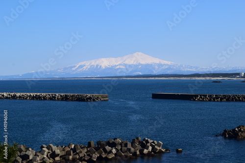 鳥海山（出羽富士）／ 山形県の最高峰、標高2,236mの鳥海山（ちょうかいさん）です。日本百名山、日本百景、日本の地質百選に選定されている活火山で、山頂に雪が積もった姿が富士山にそっくりなため、出羽富士（でわふじ）と呼ばれ親しまれています。 photo