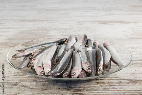 alici fresche in piatto di vetro dal basso.jp