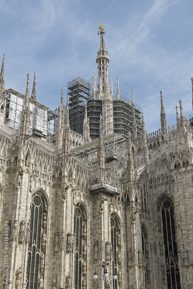 Dom in Mailand, Aussenansicht mit eingerüsteter Turmpartie, Italien