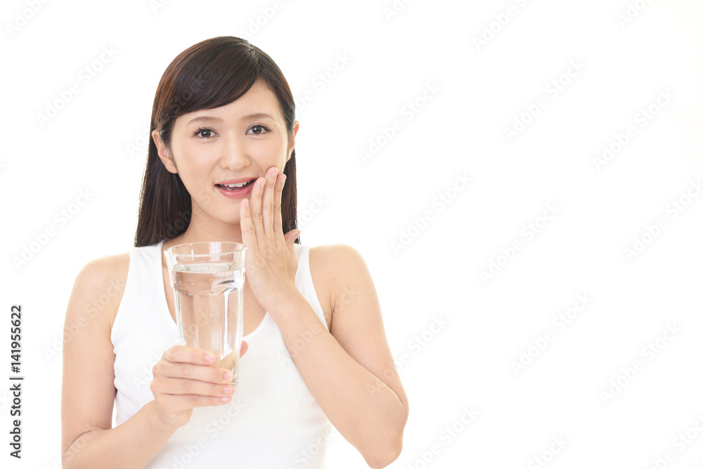 お水を飲む女性 お水を飲む女性