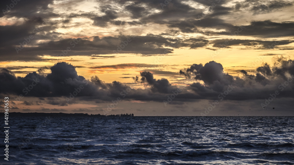 Obraz premium Sunset with clouds