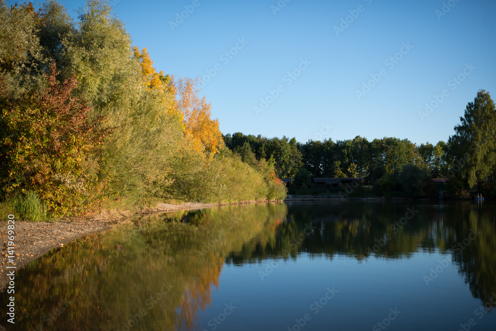 Baggersee im Herbst