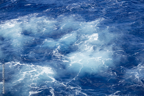 Φωτογραφία Foaming bubbles in the azure deep ocean