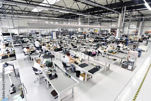 Halbleiterindustrie: Arbeiter montieren elektronische Bauteile in einer Fabrik // Semiconductor industry: workers assemble electronic components in a factory photo