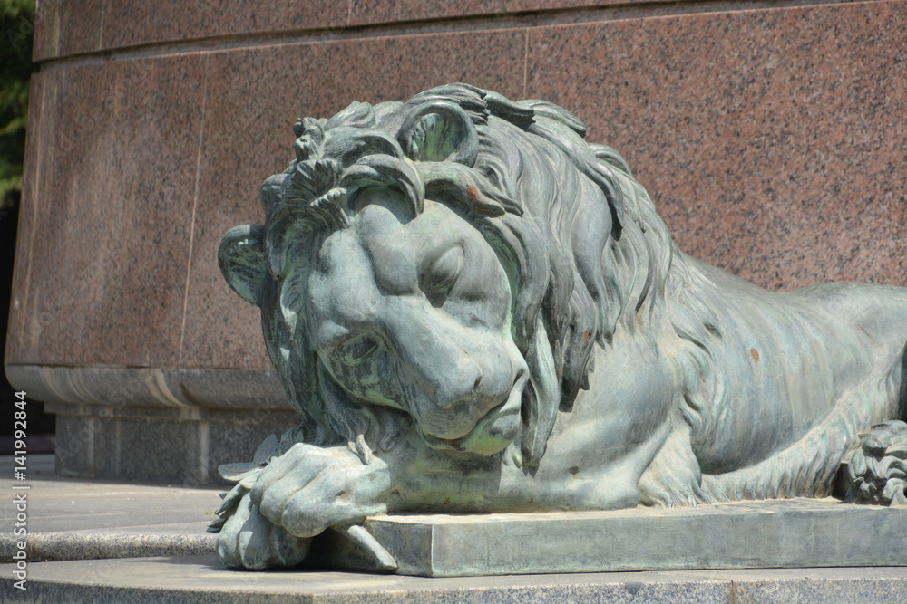 estatua de un león dormido