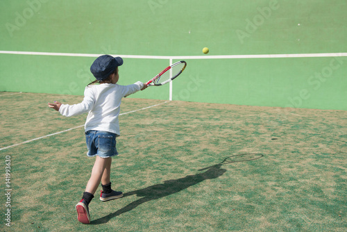 テニスをする女の子