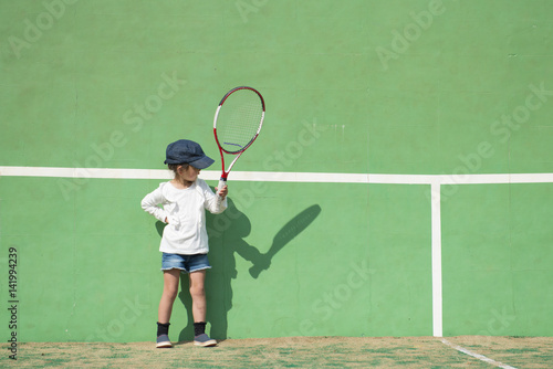 テニスをする女の子 © hakase420