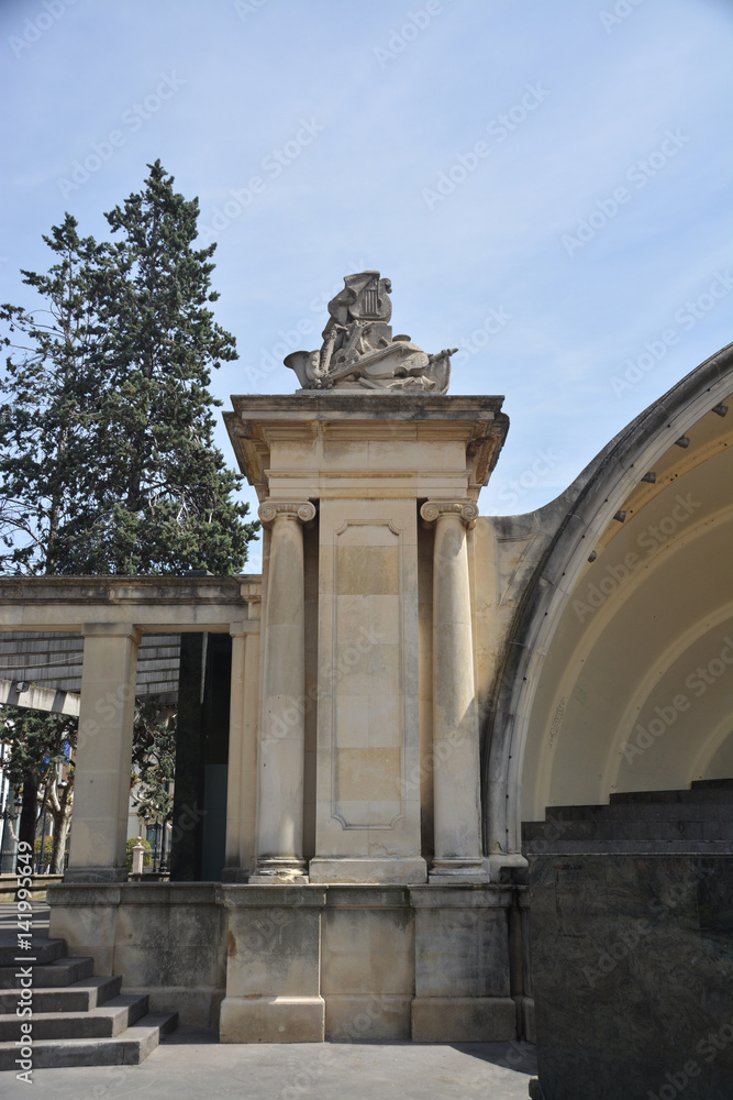 Fototapeta premium monumento de piedra en las calles de Logroño