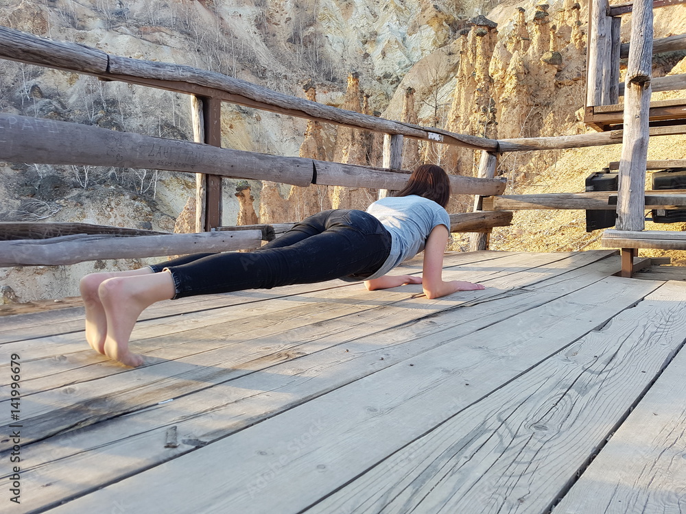 Obraz premium Ćwiczenia izometryczne - plank (deska)